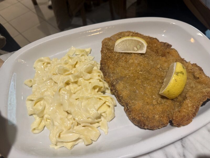 Milanesa con tallarines